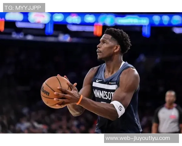 森林狼爱德华兹因右腿筋紧张首节伤退将缺席本场比赛